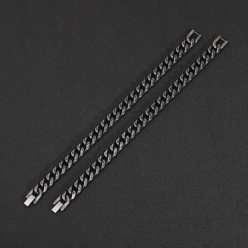Minimalist Curb Chain Bracelet — product view 3